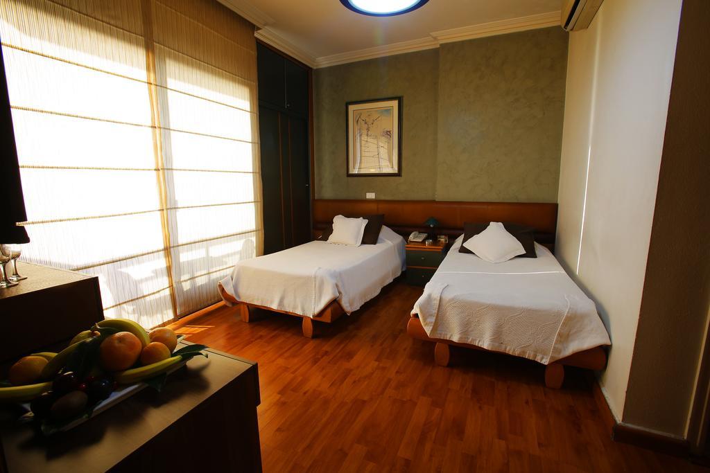 Camelot Hotel Джуния Екстериор снимка