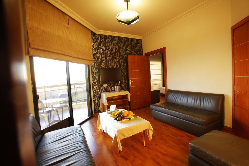 Camelot Hotel Джуния Екстериор снимка