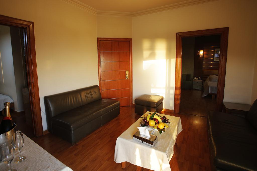 Camelot Hotel Джуния Екстериор снимка