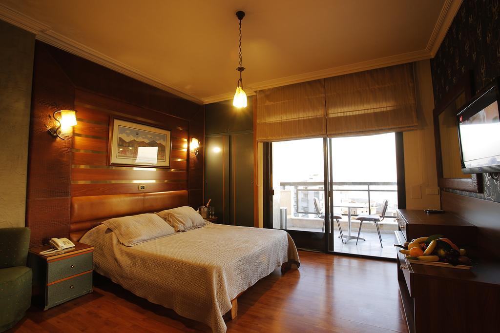 Camelot Hotel Джуния Екстериор снимка