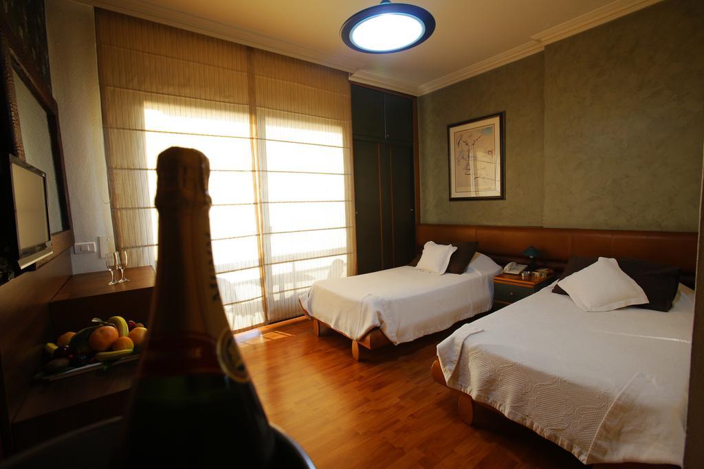 Camelot Hotel Джуния Екстериор снимка