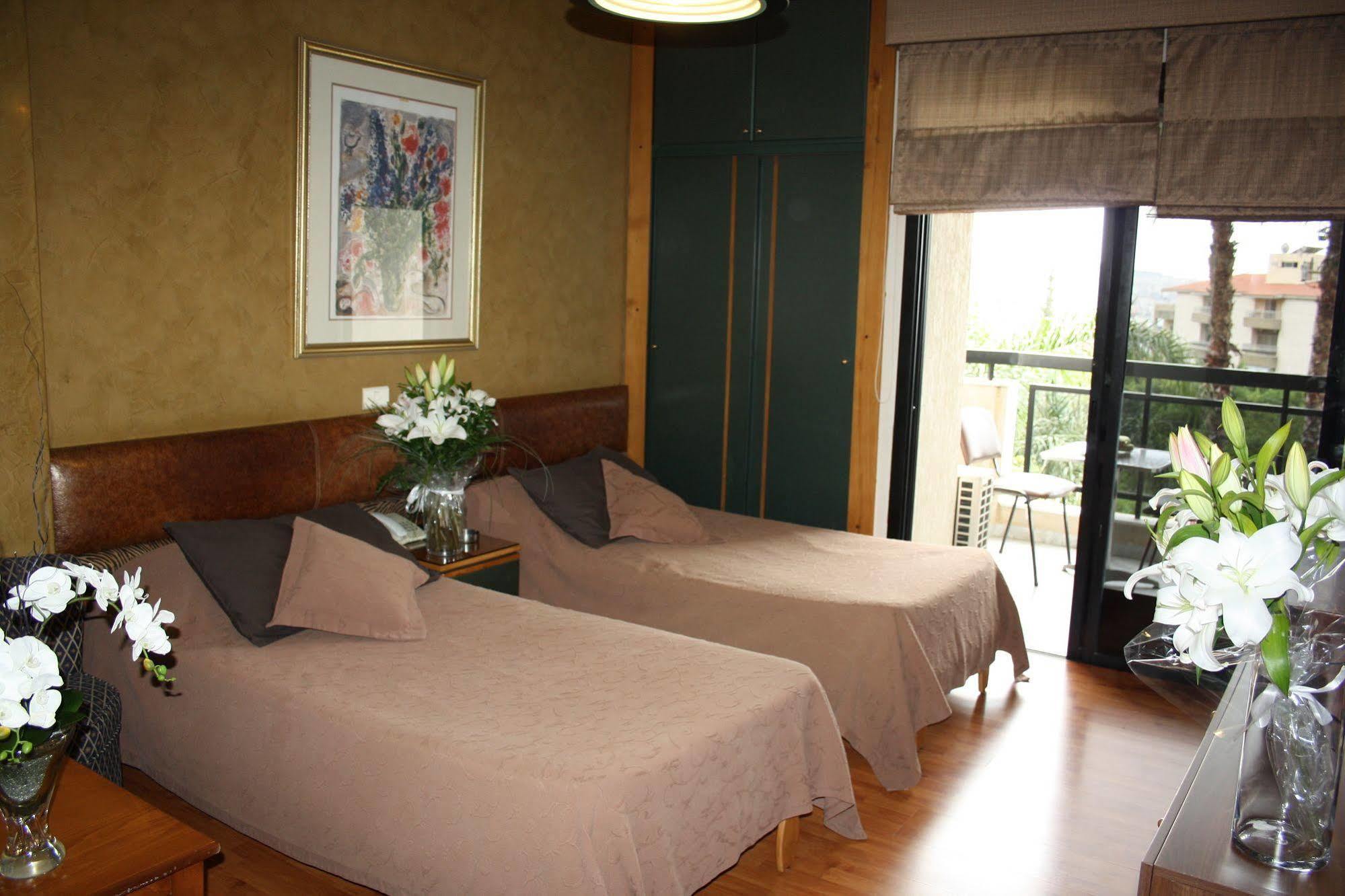Camelot Hotel Джуния Екстериор снимка